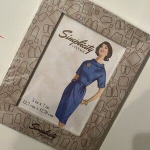 Simplicity‎ Vintage Wooden 5X7 Picture Frame (new in plastic packaging)